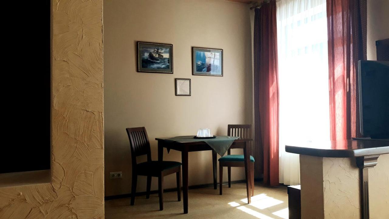 Letuchiy Gollandets Hotell Uzjhorod Rom bilde