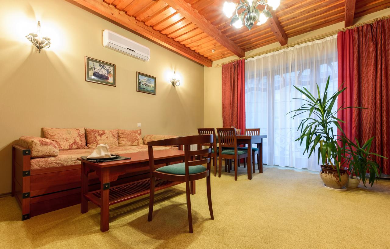 Letuchiy Gollandets Hotell Uzjhorod Eksteriør bilde